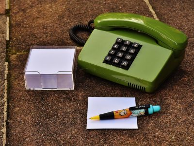 编辑部白板上贴满便签与分镜草图，几支彩色马克笔摆在旁边的木桌上，气氛专注